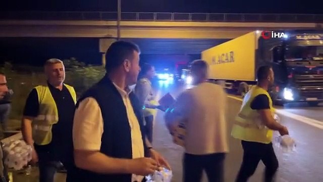 Otoyolda bayram trafiğine takılan yolculara su ve yiyecek desteği