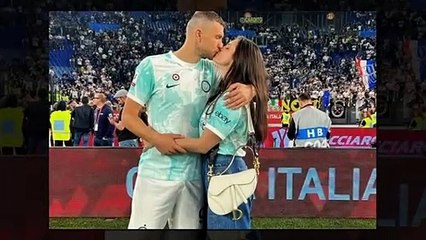 Fenerbahçe formasını bikini üstü yapan Dzeko'nun eşi fiziğiyle büyüledi