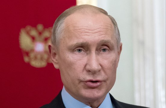 Journalist Evan Gershkovich erscheint lächelnd vor einem russischen Gericht, während er wegen Spionage-Vorwürfen angeklagt wird