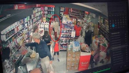Markette ürünleri poşete doldurup ödeme yapmadan çıktı