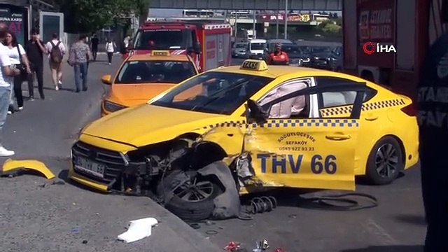 Avcılar'da kaza: 2 yaralı Motosikleti altına alıp metrelerce sürükledi