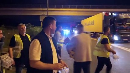 Prise en charge de l'eau et de la nourriture pour les passagers coincés dans le trafic de vacances sur l'autoroute