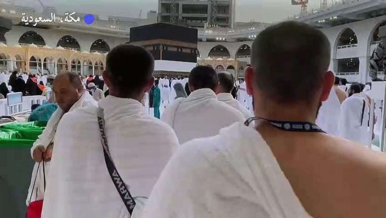 الحجاج يؤدون طواف القدوم حول الكعبة المشرفة