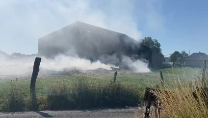 Ligne (Ath) : un hangar, un semi et 30 tonnes de paille en feu