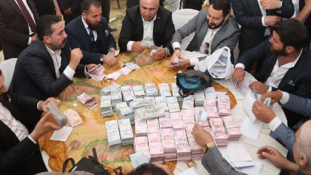 5 saatlik törenle taktılar 4 kilo altın, 6 milyon lira nakit…