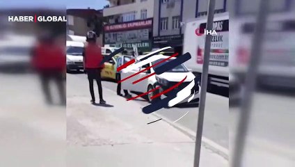 İstanbul'da akıl almaz olay kamerada! Taksinin kaputuna çıkıp camı patlattı