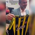 Galatasaraylı damat kayınpederinden kaçamadı: Fenerbahçe forması giydi