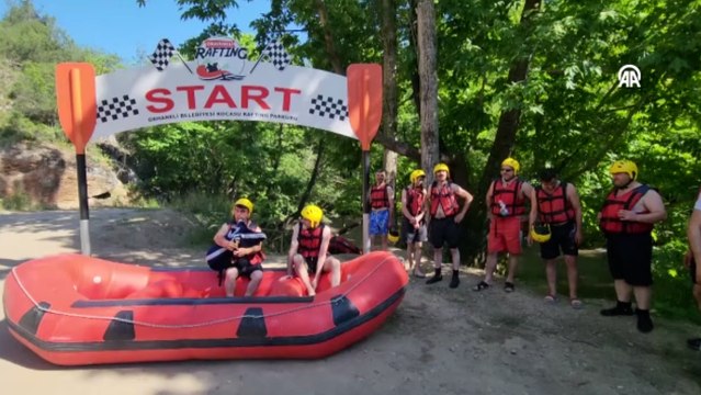 Erzurumlu arkadaş grubu Bursa'da tulum eşliğinde rafting yaptı