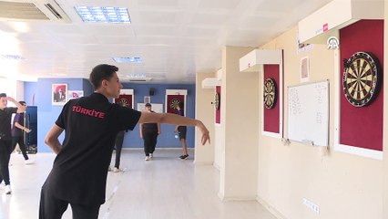 ANTALYA - Hentboldan dart sporuna yönlendirildi, iki kez Avrupa şampiyonu oldu