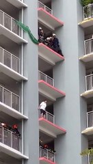 Cette technique hallucinante des pompiers de Singapour pour sauver une femme du suicide (Vidéo)