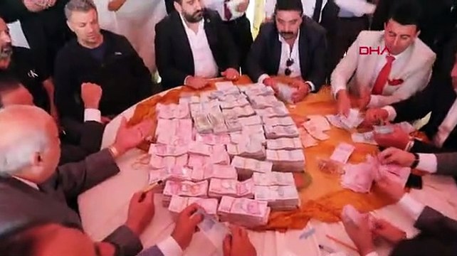 Takı töreni beş saat sürdü: Çifte 6 milyon lira ve 4 kilo altın takıldı