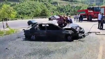 Minibüsle çarpışan otomobil alev topuna döndü: 7 yaralı