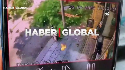 Üsküdar'da korku dolu anlar! 20 metre uzunluğundaki çınar ağacı yola böyle devrildi