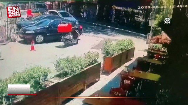Üsküdar'da çınar ağacının devrilme anı