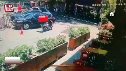 Üsküdar'da çınar ağacının devrilme anı