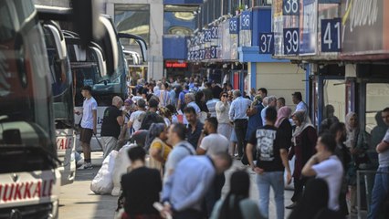 Скачать видео: İstanbul’dan çıkış yok! Dün 800 TL olan bilet bugün 1000 TL