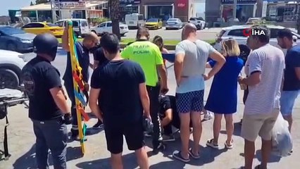 Plaj havluları ile yaralıyı güneşten korudular