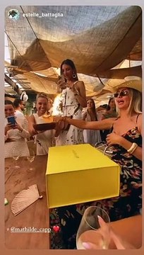 Mathilde, la compagne de Dyland Deschamps, a fêté ses 25 ans à Saint-Tropez.