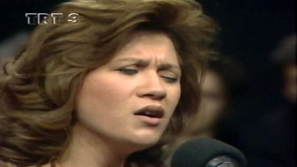 Özlem Karaağaç / Rüya gibi uçan yıllar durun biraz