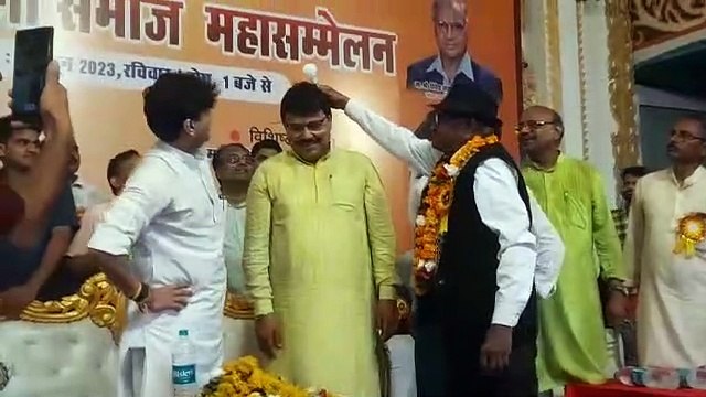 ऊर्जा मंत्री के सिर पर रखते ही जल उठा बल्ब, देखते रह गए केंद्रीय मंत्री ज्योतिरादित्य सिंधिया, देखें वीडियो