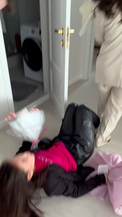Little Sister Slips - video Dailymotion