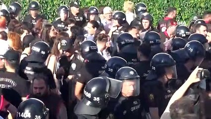 İzmir'de LGBT yürüyüşüne polis müdahalesi: 50'nin üzerinde gözaltı