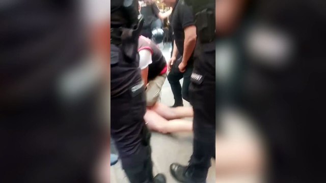 İzmir'de Onur Yürüyüşü'ne polis müdahalesi: 4 avukat ve en az 48 kişi gözaltına alındı