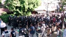 İzmir'de Onur Yürüyüşü'ne polis müdahalesi: Aralarında avukatların da olduğu pek çok kişi gözaltına alındı