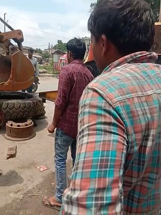 Tyre ko jcb aur kiran se khola