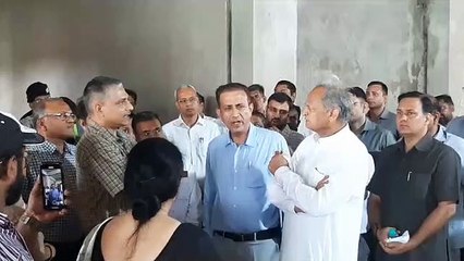 सीएम ने भक्तों को प्रसाद बांटा, शहर का दौरा कर देखीं सौगातें, देखें वीडियो