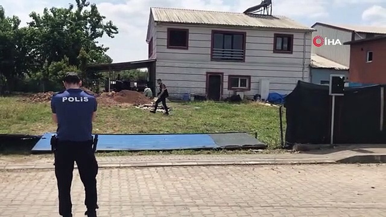 Quand il a vu le terrain qu'ils avaient acheté à l'exécution, il a ouvert le feu avec un fusil