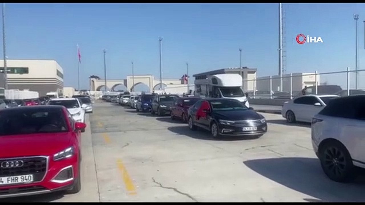 10 kilomètres de file d'attente de véhicules à la porte frontière d'Ipsala