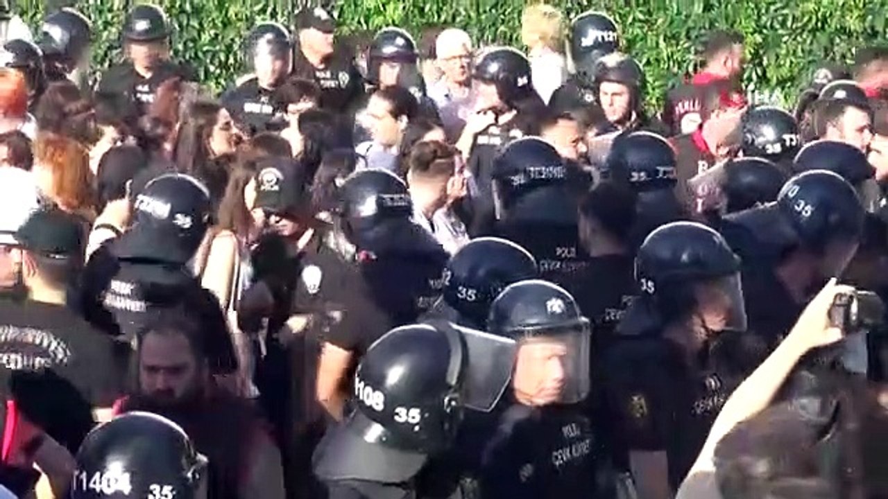 Intervention de la police lors d'une marche LGBT à Izmir： Plus de 50 détentions