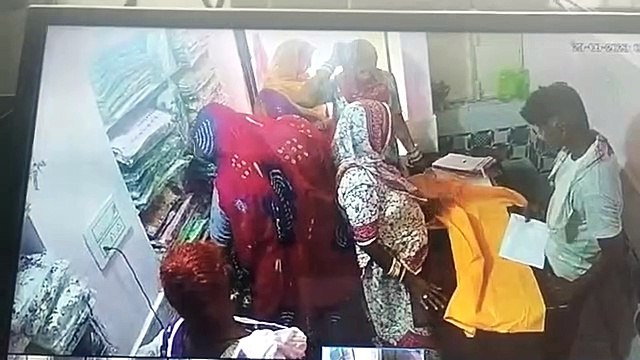 खरीदारी के बहाने महिलाओं ने कैसे चुराए सलवार सूट, देखें वीडियो...