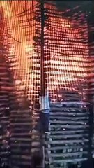 Jovem sobre em fogueira na festa de São João no Paraná; assista