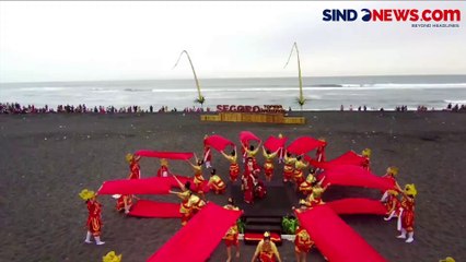 500 Penari Topeng Menari di Pantai Watu Pecak Lumajang, Pukau Wisatawan