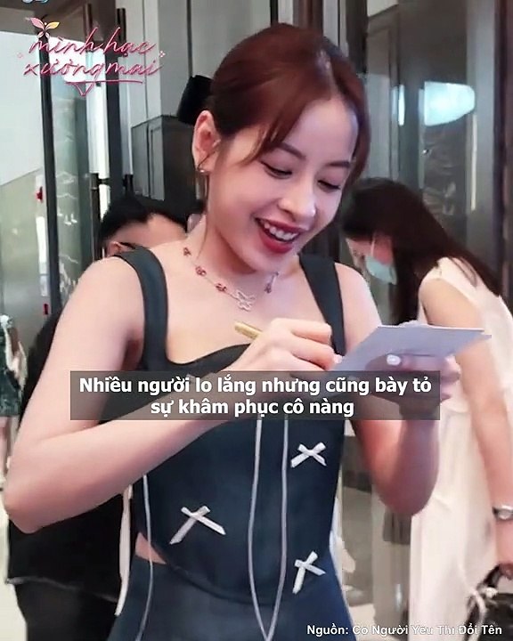 Fan Trung đội mưa đợi Chi Pu, hét to: "Tôi yêu bạn", "Bạn thật xinh đẹp"