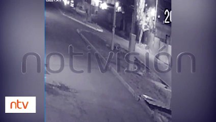 [Video] Una niña cayó de un auto en movimiento y sus papás se fueron sin darse cuenta