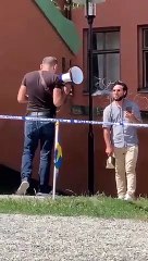 Homem queima exemplar do Corão em frente a mesquita em Estocolmo