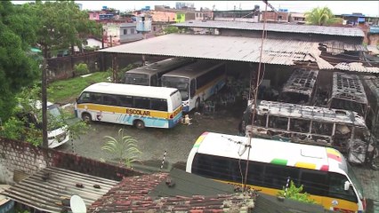 Incêndio atinge garagem de transporte escolar de colégio particular no Recife