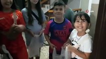 Alanya'ya tatile gelen turist çocuklar Türk çocuklarla birlikte şeker topladı