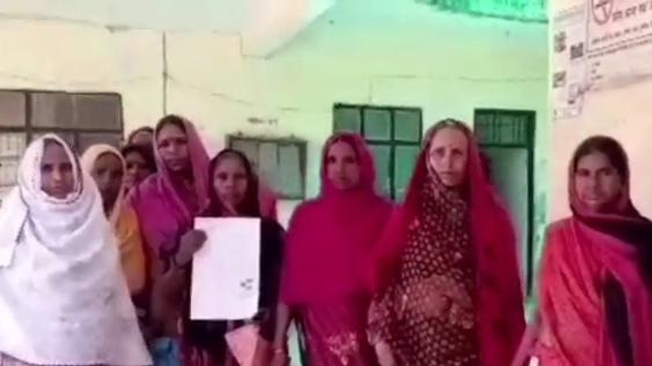 चंदौली: आवास की मांग को लेकर महिलाओं ने किया प्रदर्शन, एसडीएम को सौंपा ज्ञापन