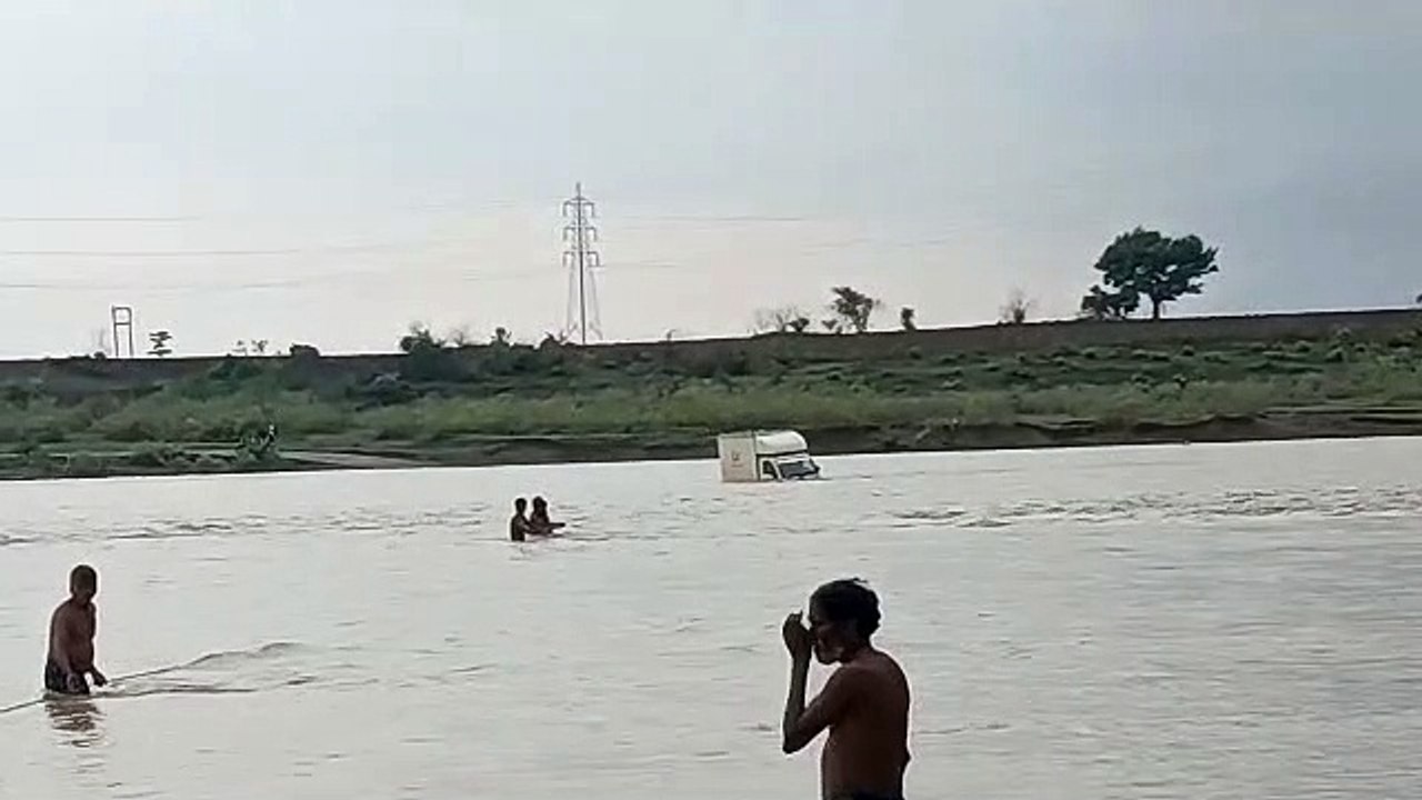 Loading vehicle full of auto parts stuck in strong current