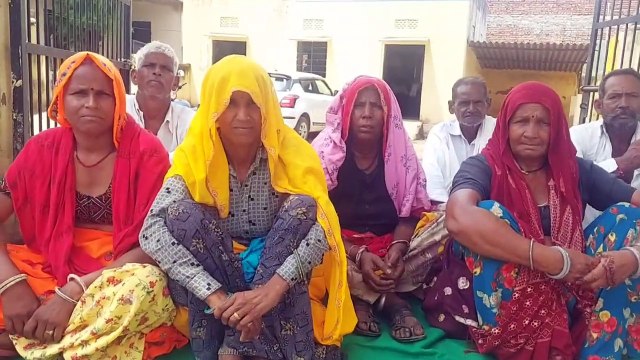 दौसा. लवाण तहसील कार्यालय के बाहर धरने पर बैठे ग्रामीण