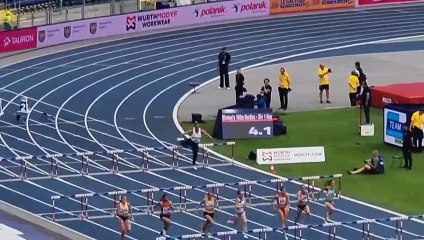 Une lanceuse de poids court le 100 mètres haies