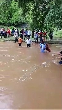 बारिश : पानी का ऐसा सैलाब आया कि 50 से अधिक बहने लगे लोग, रस्सी बांध बचाया