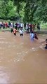 बारिश :  पानी का ऐसा सैलाब आया कि 50 से अधिक बहने लगे लोग, रस्सी बांध बचाया