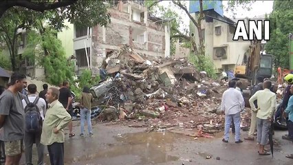 घाटकोपर बिल्डिंग हादसे में मलबे में दबे 2 लोगों की मौत, 3 को निकाला गया सुरक्षित