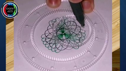 ESPIRALES verdes y negros dibujados con un espirógrafo. Green and black SPIRALS drawn with a spirograph.
