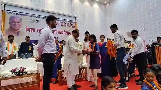 School Open : स्कूली शिक्षा मंत्री ने शाला प्रवेशोत्सव मनाकर बच्चों का किया स्वागत, फूल माला पहनाकर लगाया तिलक, देखें VIDEO